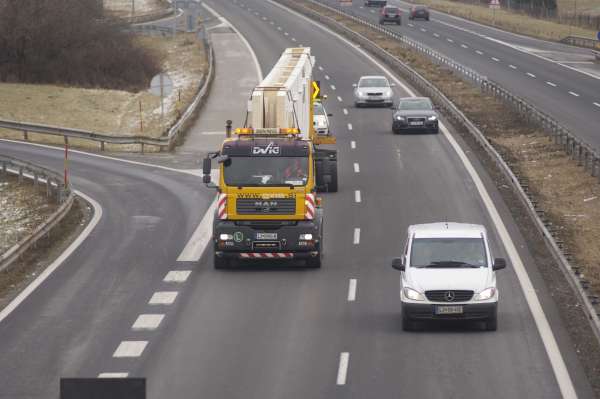 Avto dvigalo na avtocesti